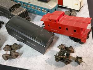 lot 65 image: Lionel & Marx Depot Train Parts Lot