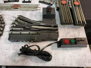 lot 143 image: Misc Lionel and Marx track left and right turns and controllers
