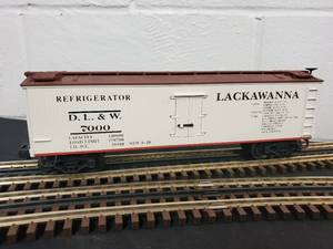 lot 86 image: Lionel O Lackawanna Refrigerated Box Car #7000