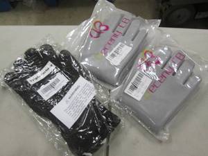 lot 34 image: 1 pr BBQ Gloves, 2 pr Cleaning Glov...