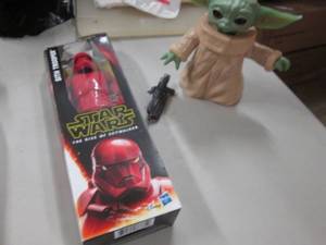 lot 107 image: 2 Star Wars Figures...