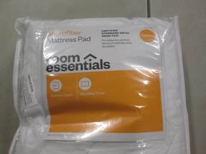 lot 112 image: Queen Microfiber Mattress Pad...