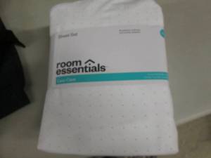 lot 126 image: Room Essentials King Sheet Set...