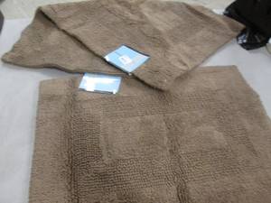 lot 185 image: 2 Reversible Bath Rugs...