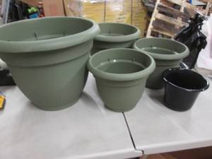 lot 186 image: 5 Assorted Planter Pots...