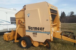lot 253 image: Vermeer 605L round baler. Auto-Bale controls, Wrap or twine. with add-ons excellent