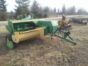 lot 255 image: John Deere Small Square Baler  Model 327 with ejection. Works Great
