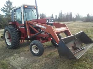 lot 260 image: IH Tractor 1086 with Woods DuAl 3100 loader  bucket, 8 - Fabulous tractor - runs great (I saw it myself)