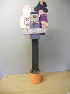 lot 39 image: Halloween Dcor