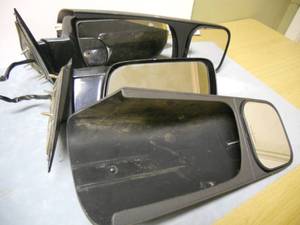lot 24 image: Mirrors with extensions for 2000 (and under) Chevy Trucks