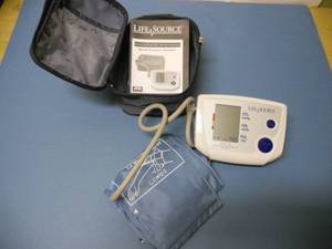 lot 104 image: Lifesource blood pressure machine