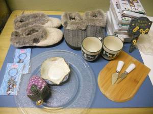 lot 109 image: Garden stakes, Colorado mugs, slippers, keychains, painted dish, cheese set, etc