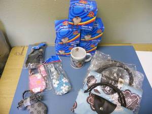 lot 115 image: Loony Tunes Greatest Dad Cups, Fold-up Tote bags, Cell phone purses