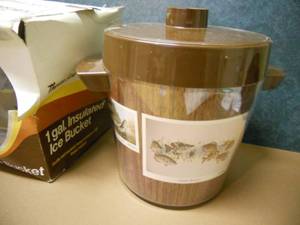 lot 100 image: Les Kouba Artwork Thermo Serv 1 gal. Insulated Ice Bucket with orignal box, vintage