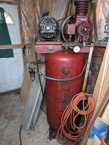 lot 10 image: 1940s Vertical Air Compressor Tank . Works Great