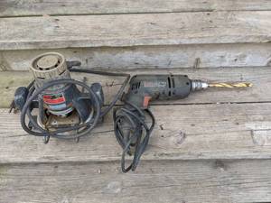 lot 45 image: Skil 548 12 HP Router and Black & Decker Corded Drill