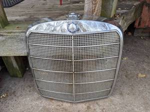 lot 11 image: Vintage Mercedes Benz Front Grille