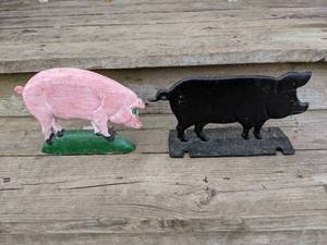 lot 44 image: Two Little Piggies