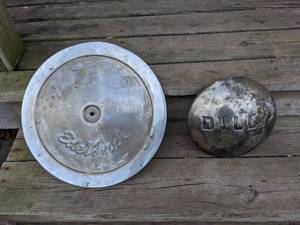 lot 74 image: Vintage Dilly Moon Trailer Hubcap & Edelbrock Air Cleaner Cover