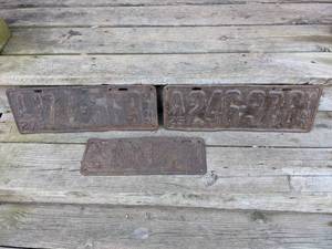 lot 75 image: (3) Antique 1920s Rusty MN License Plates