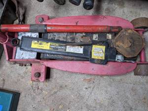 lot 310 image: Automotive Floor Jack