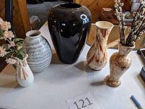 lot 121 image: Assorted Decorative Vases