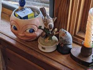 lot 122 image: Assorted Vintage Knick Knacks and Wall Art - See Photos