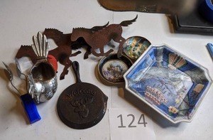 lot 124 image: Vintage Decor Grab Bag
