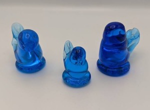 lot 157 image: (3) Happy Little Bluebird Art Glass Figurines