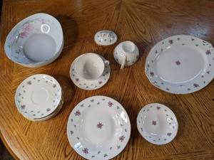 lot 166 image: Vintage Homer Laughlin Rambler Rose Eggshell Georgian Dinnerware Set