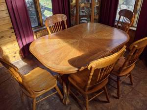 lot 171 image: Oak Table and Set of 5 Spindle Back Chairs