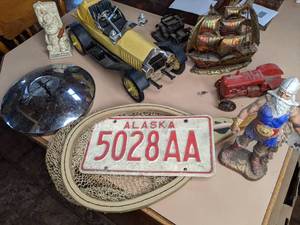 lot 200 image: Lot of Random Vintage Decor