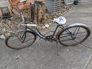 lot 251 image: Vintage Schwinn Bicycle