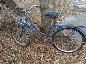 lot 252 image: Vintage Murray Cruiser Bike with Basket