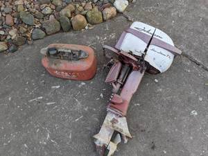 lot 256 image: Vintage 1950s Johnson Sea Horse 7.5 HP Outboard Motor w Tank
