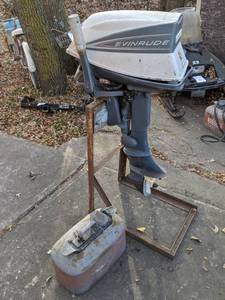lot 257 image: Evinrude Fisherman 5.5 HP Outboard Motor w Gas Tank