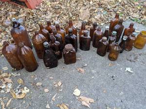 lot 264 image: Large Lot of Vintage Amber Glass Bottles