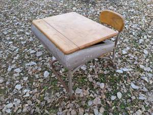 lot 271 image: Vintage Heywood Wakefield School Desk