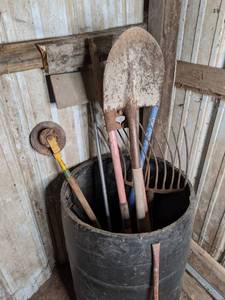lot 276 image: Assorted Rusty Garden Tools