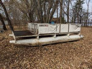 lot 618 image: 19 Foot Pontoon Boat