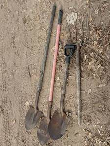 lot 612 image: (3) Shovels and (1) Pitchfork