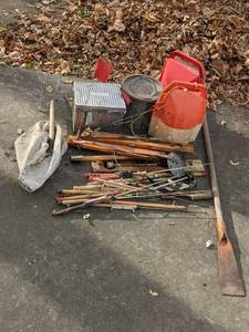 lot 553 image: Assorted Fishing Gear