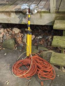 lot 555 image: Tripod Portable Work Light with Extension Cords