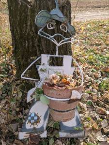 lot 624 image: Metal Frog Farmer Pot Holder