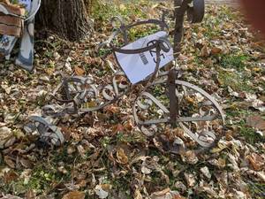lot 625 image: Whimsical Metal Bicycle Yard Art
