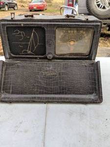 lot 384 image: Zenith Trans-Oceanic Wave Magnet Short Wave Radio