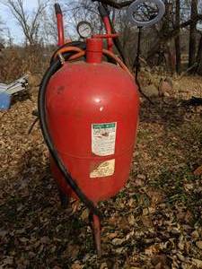lot 215 image: 20 Gallon Sand Blaster