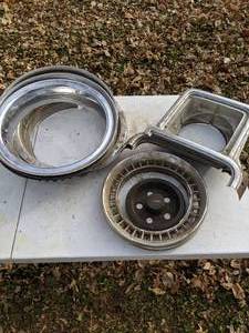 lot 223 image: Assorted Vintage Beauty Rings and (3) Headlight Rings