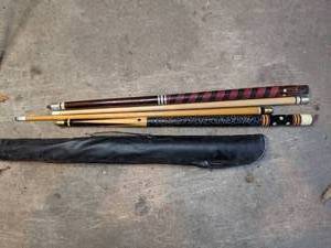 lot 39 image: (4) Pool Cues and Carrying Bag