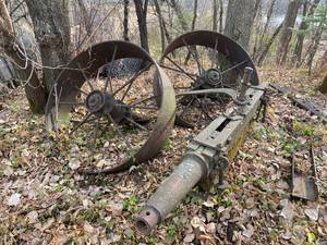 lot 406 image: Pair of wagon wheels and Miscellaneous parts.